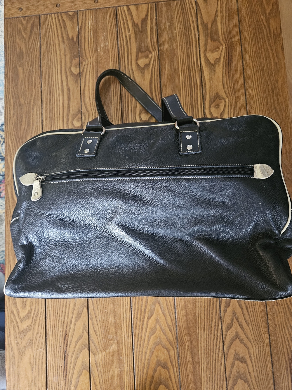 Vintage Roots 🇨🇦 Black Pebbled Leather Banff Duffle Bag With Cream Piping